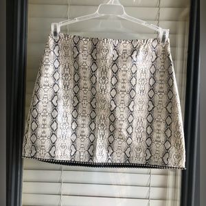 AFTER MARKET 🌸Faux leather skirt szS